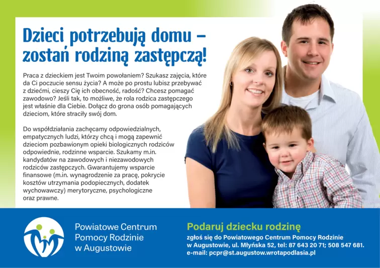 Plakat informacyjny dla rodziców zastępczych przedstawia uśmiechniętą rodzinę z małym dzieckiem, zapraszający do podjęcia się roli rodzica zastępczego. Na plakacie znajduje się również logo Powiatowego Centrum Pomocy Rodzinie w Augustowie oraz dane kontaktowe.